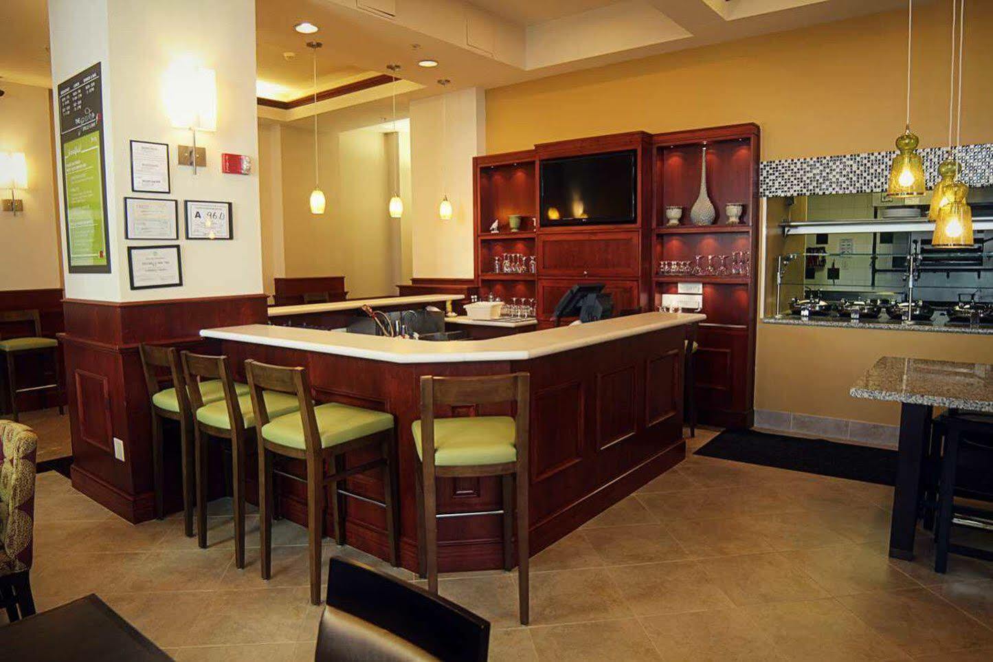 Courtyard Center 3*