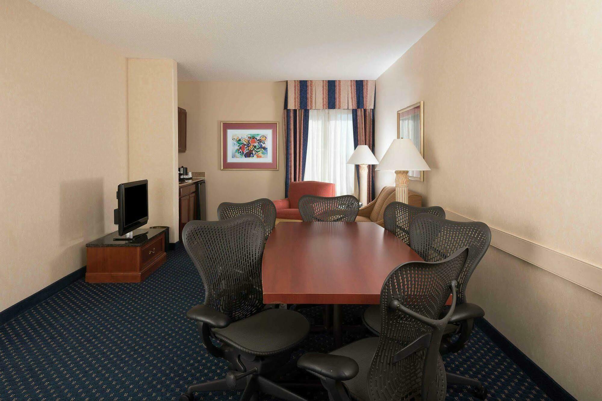 Courtyard Center Hotel 3*