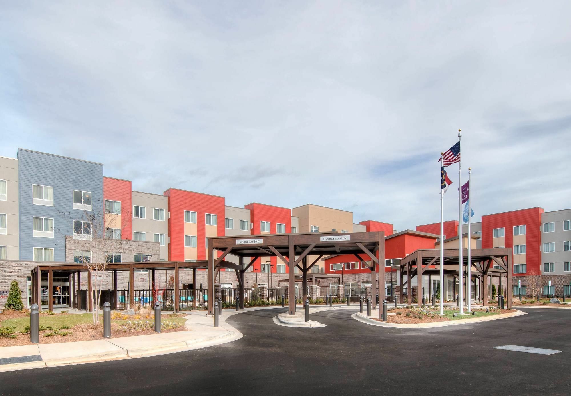 Hotel Fairfield & By Marriott Airport