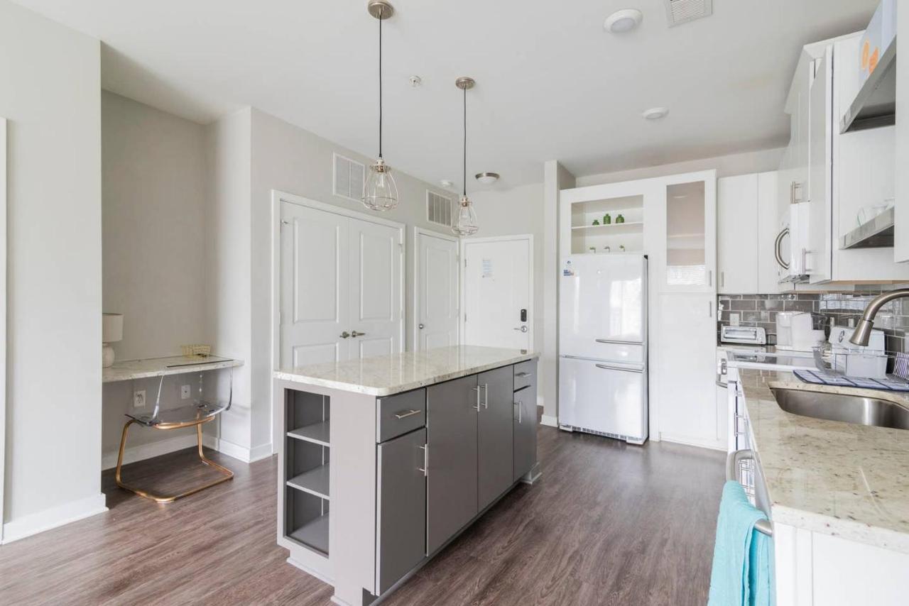 Apartment 1br - Pool & Full Kitchen - Near Uptown & Airport *