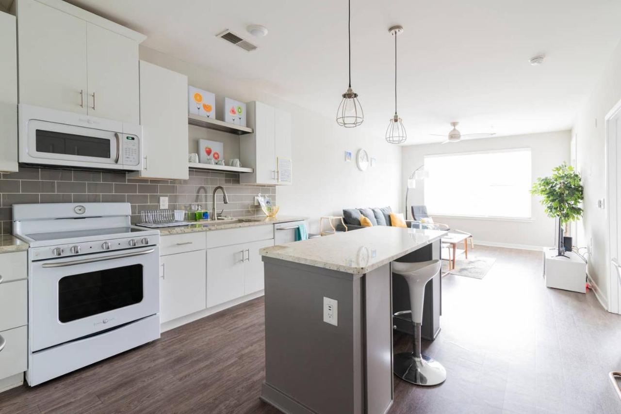 Apartment 1br - Pool & Full Kitchen - Near Uptown & Airport *